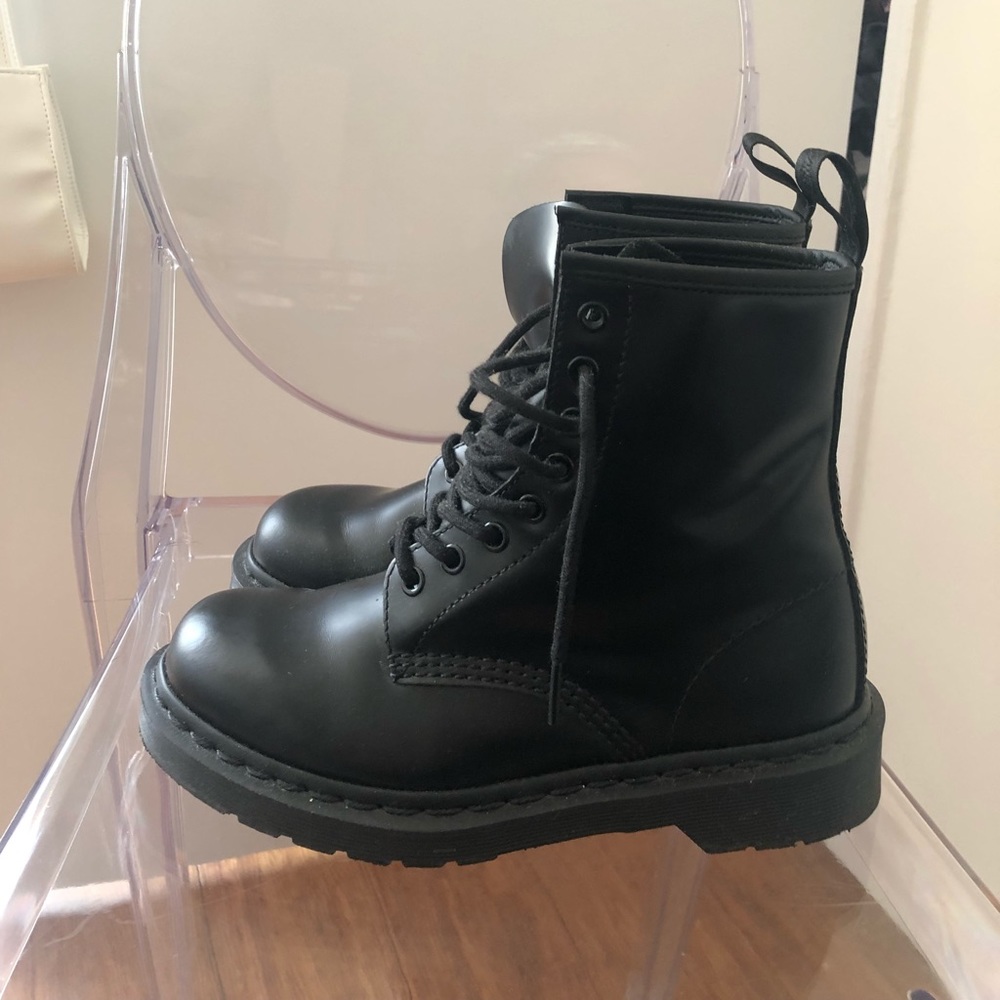 DR. MARTENS 1460 8-Eye Mono Boot